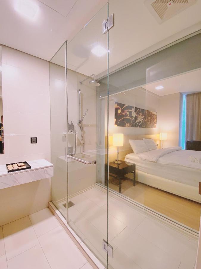Straits Suite By C Homestay Malacca Exteriör bild